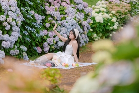 春天户外赏花美女写真摄影图片